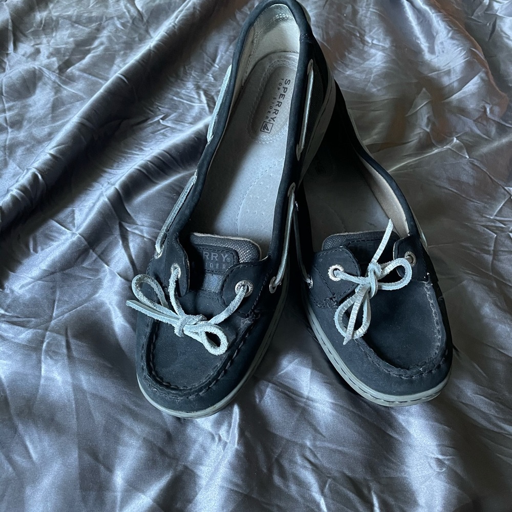 Navy with light blue laces. Size 7, worn 2 times.